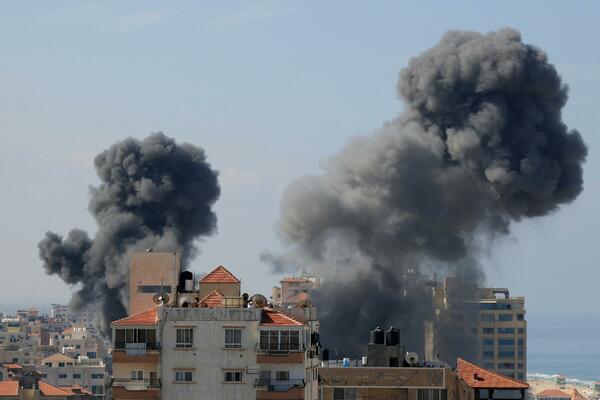 KRVOPROLIĆE UPRKOS POZIVIMA NA PREKID VATRE: Izrael napao Pojas Gaze, Netanjahu izneo USLOV