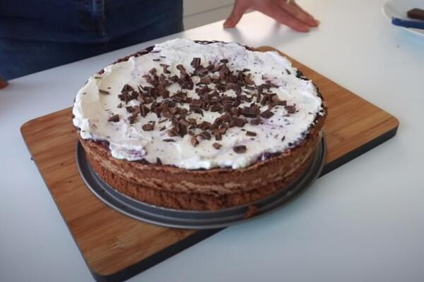 ČOKOLADNI BISKVIT BEZ BRAŠNA, VOĆE I ŠLAG: Bobanovu TORTU ćete OBOŽAVATI, a gotova je za TILI ČAS! (RECEPT)