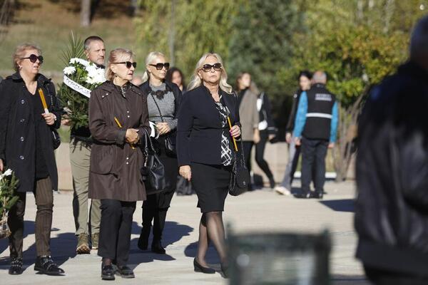 CELA ESTRADA DOŠLA NA ISPRAĆAJ ALEKSANDRA KODIĆA: Ne mogu da SAKRIJU SUZE, potresne scene sa groblja