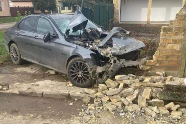 STRAVIČNA SLIKA UDESA U TEMERINU: Žena se automobilom ZAKUCALA U ZID, automobil smrskan! (FOTO)