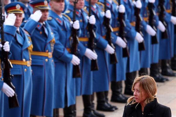 SRBIMA PALE VILICE ZBOG ĐORĐE MELONI: Italijanska premijerka ZASIJALA u Beogradu, pokazala SAVRŠENU FIGURU (FOTO)