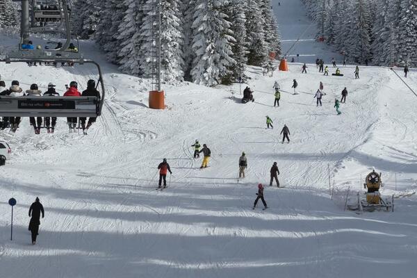 Srpske planine se zabelele: Turisti uživaju u zimskoj idili, ovo su cene ski pasa!