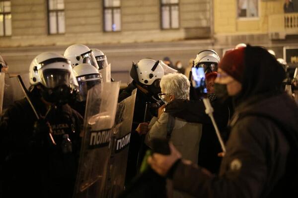 UHAPŠENO 38 DEMONSTRANATA, TEŠKO POVREĐEN JEDAN POLICAJAC