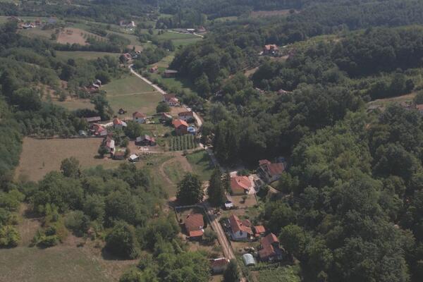 TRAGEDIJA U ARANĐELOVCU: Tridesetogodišnji muškarac pronađen mrtav ispred porodične kuće