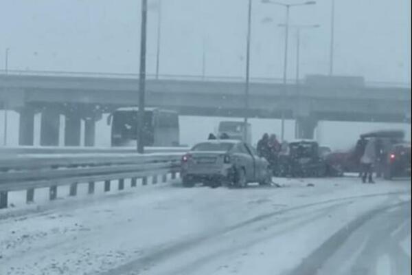 SRBIJA ZAVIJENA U CRNO NAKON PRVOG SNEGA: Za 24 sata 15 saobraćajnih nesreća, a TROJE LJUDI IZGUBILO ŽIVOT