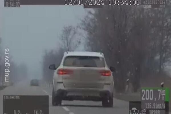 FILMSKA POTERA PO SOMBORU, BMW DIVLJAO PREKO 200 NA SAT: Policija jurila Beograđanina, a onda... (VIDEO)