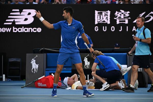 "HOĆEŠ DA SE JAVIŠ NA TO?" Novak reakcijom nasmejao sve kada je momku na tribinama zazvonio telefelon (VIDEO)