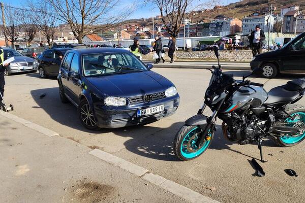 MOTOCIKLISTA TEŠKO POVREĐEN U NOVOM PAZARU: Noga mu rasečena i slomljena (FOTO)