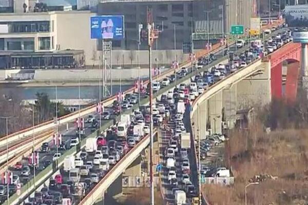 NA AUTO-PUTU KOLONA OD 14 KILOMETARA: Ljudi MASOVNO NAPUŠTAJU BEOGRAD zbog praznika, gde je NAJKRITIČNIJE? (FOTO)