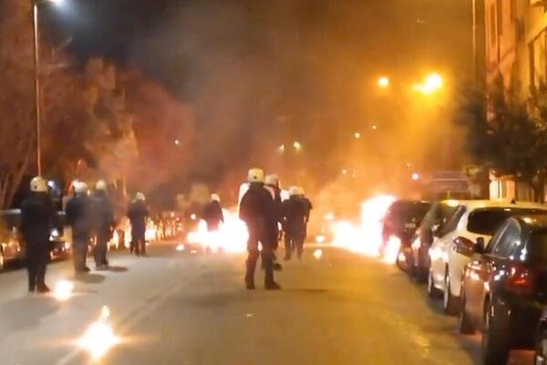 GORELA ATINA ZBOG ODLUKE VLASTI! Studenti se SUKOBILI sa POLICIJOM, muči ih slično kao i SRPSKE kolege (VIDEO)