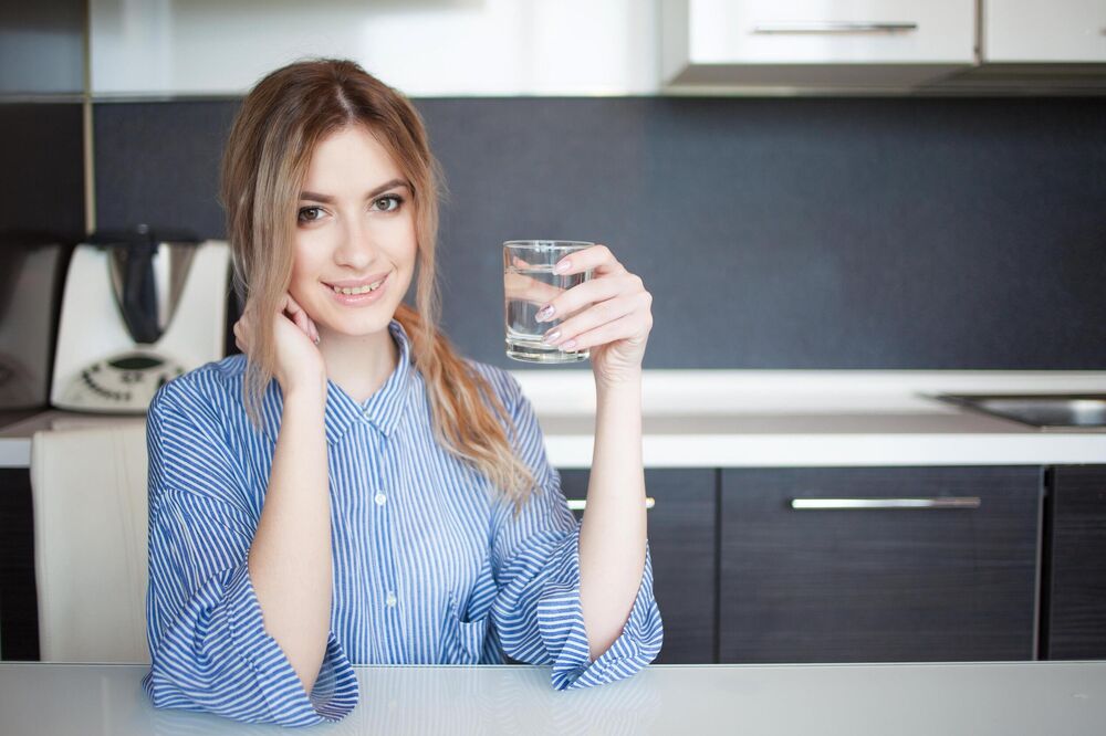 Metoda nalaže da prvo ujutro na prazan želudac popijete četiri čaše vode