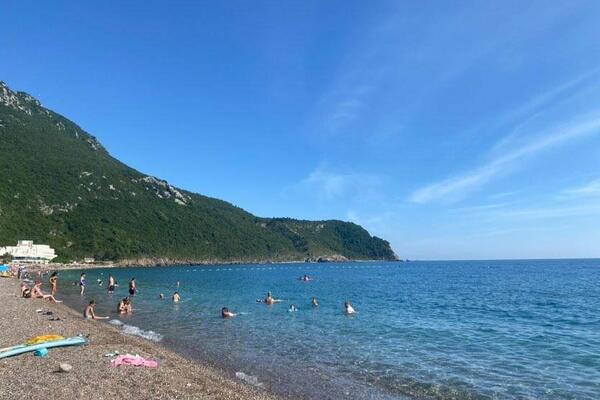 Zabranjeno kupanje na omiljenim plažama u Crnoj Gori: Dve su obeležene crvenom zastavicom, obratita pažnju na vreme