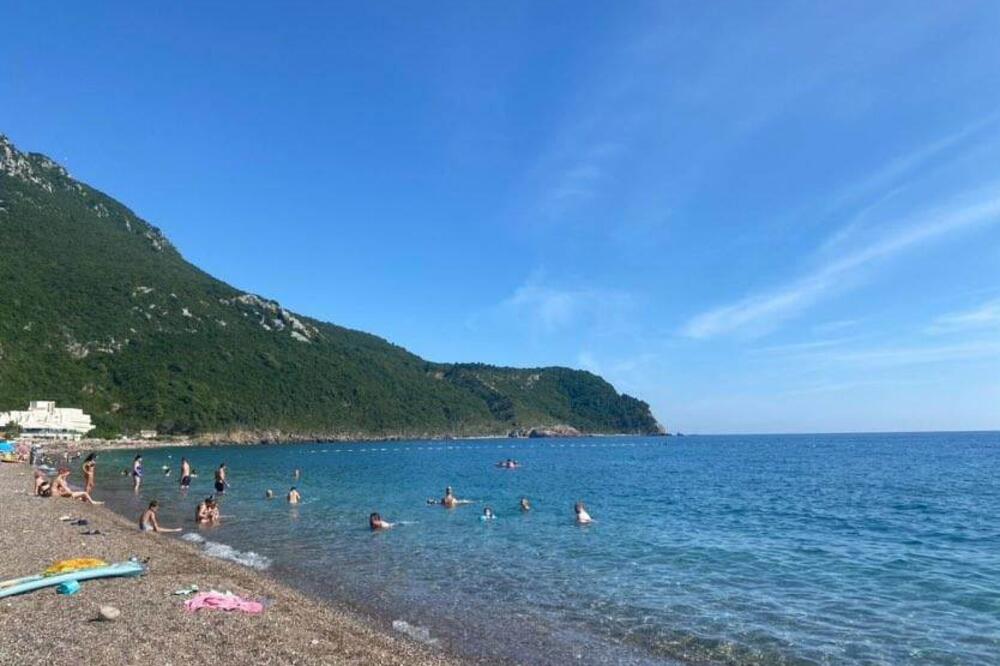 Zabranjeno kupanje na omiljenim plažama u Crnoj Gori: Dve su obeležene crvenom zastavicom, obratita pažnju na vreme