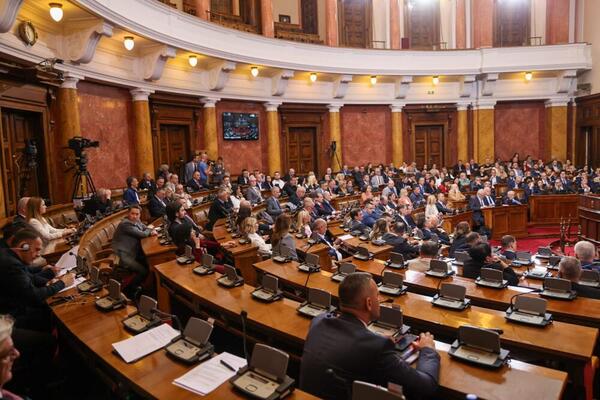 Nastavlja se sednica Skupštine Srbije: 60 tačaka na dnevnom redu, jedna tema dominira