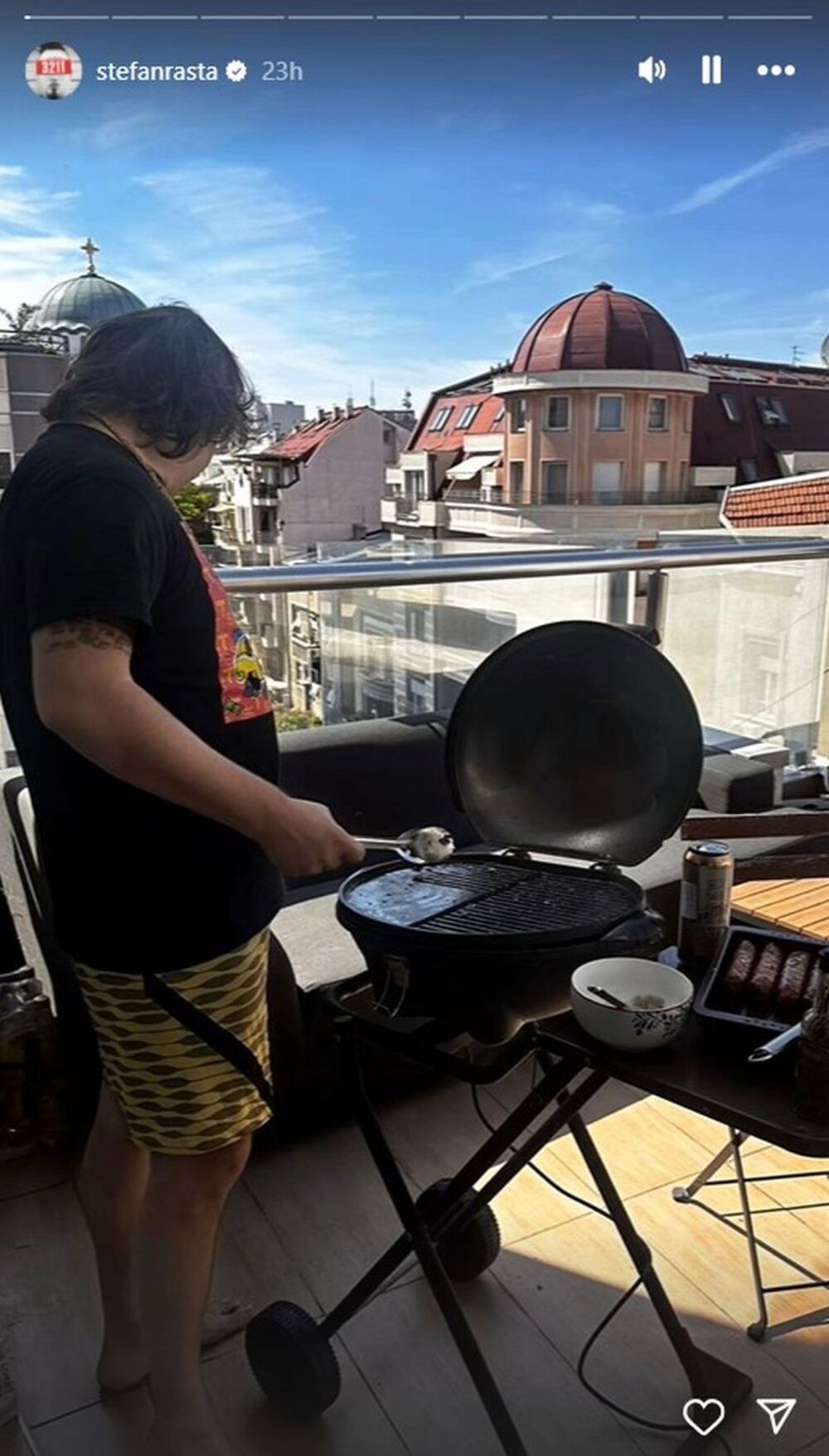 Reper je objavio fotografije na kojima se vidi kako roštilja na terasi