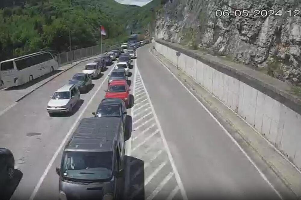 Autobusi i automobili na ovoj granici čekaju više od sat vremena, sve stoji, napravio se čep: AMSS upozorio vozače!