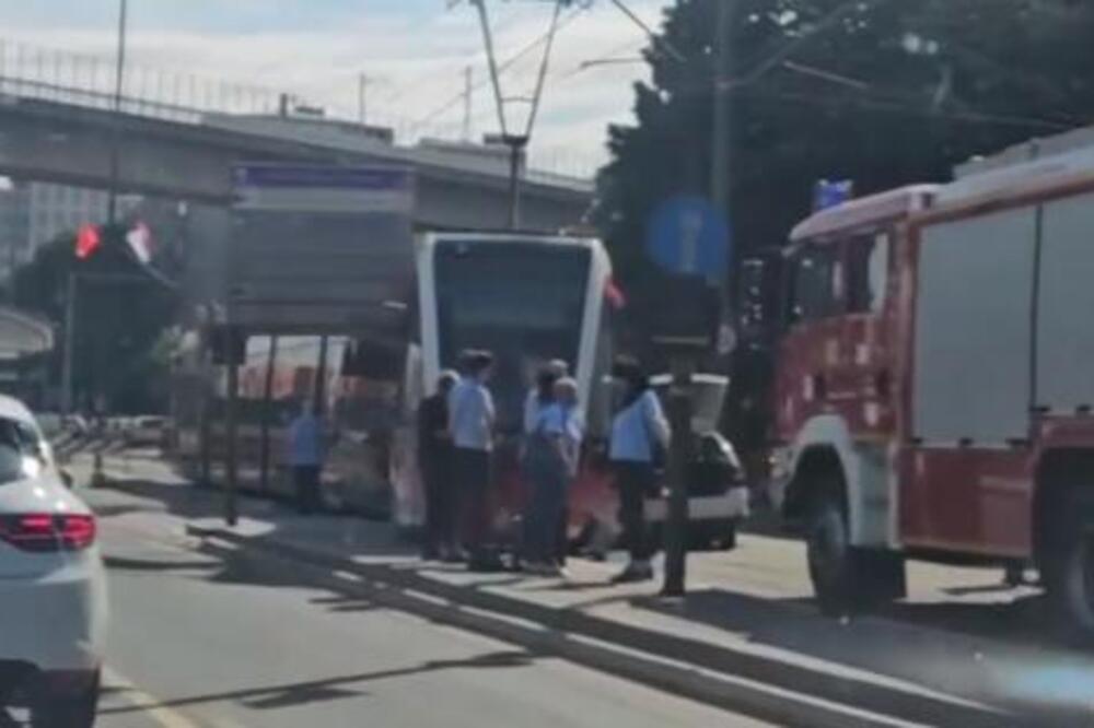 SUDARILI SE TRAMVAJ I AUTOMOBIL KOD SAJMA: Vozač hitno hospitalizovan (VIDEO)