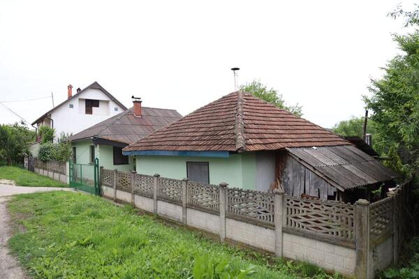 NA KUĆI OSUMNJIČENOG ZA DANKINO UBISTVO KATANAC: Danas Svetlanina sahrana, umrlice izlepljene na zidu (FOTO)