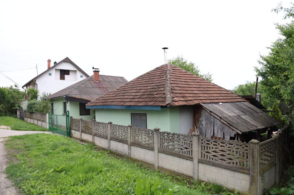 NA KUĆI OSUMNJIČENOG ZA DANKINO UBISTVO KATANAC: Danas Svetlanina sahrana, umrlice izlepljene na zidu (FOTO)