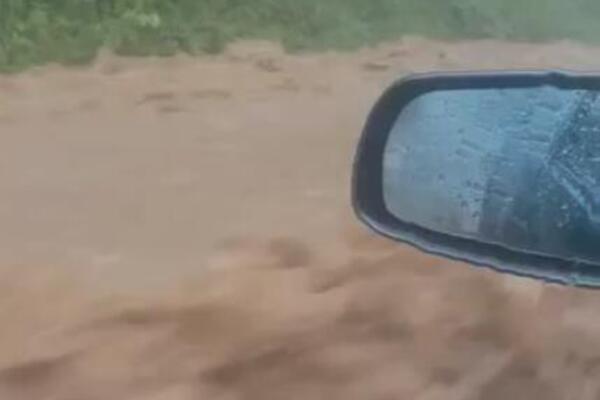 VATROGASCI SPASILI DVE ŽENE SA DETOM IZ POPLAVE U UŽICU! Neverovatna akcija, STIGLI ZA 15 MINUTA (VIDEO)