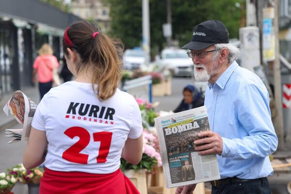 DNEVNA NOVINA KURIR PROSLAVILA 21. ROĐENDAN DARUJUĆI VERNE ČITAOCE BESPLATNIM PRIMERKOM! HVALA VAM, DRAGI ČITAOCI!