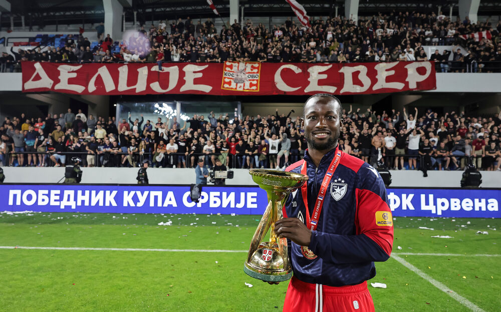 Osman Bukari sa trofejem Kupa Srbije