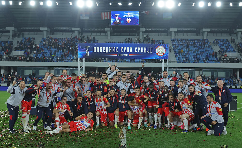 Fudbaleri Crvene zvezde sa peharom Kupa Srbije