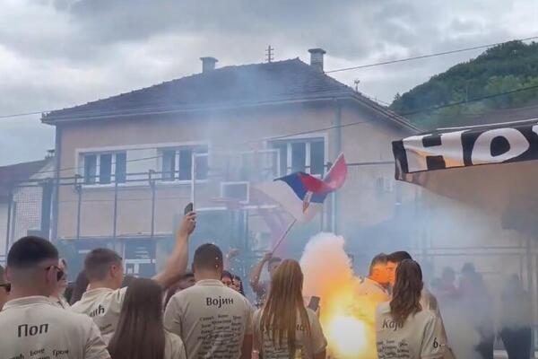 DA LI STE I VI OVAKO SLAVILI? Pogledajte kako su maturanti u Ivanjici obeležili kraj srednje škole (VIDEO)