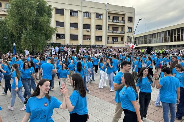 NEVEROVATAN PRIZOR U CENTRU ČAČKA: Pesma i smeh odjekivali trgom, maturanti zakoračili ka SVETU ODRASLIH