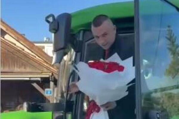 CELA BOSNA U TRANSU ZBOG "ZVERKE" KOJOM JE ON DOŠAO NA MATURU: Buket ruža u jednoj ruci, a ključevi od... (VIDEO)