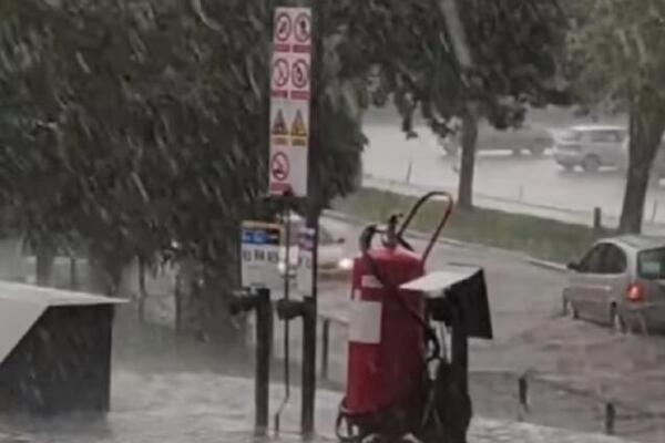 POPLAVLJENE ULICE U SRPSKOM GRADU! Sručilo se SNAŽNO NEVREME, za kratak period pala ogromna količina kiše (VIDEO)