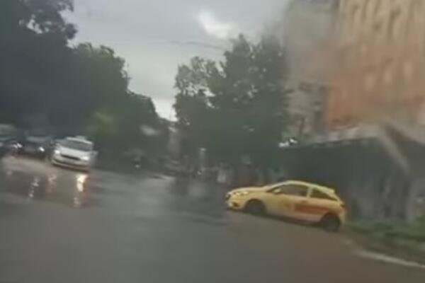 PLJUSAK SE SRUČIO NA POŽAREVAC: Ulice POD VODOM, automobili se jedva kreću, POGLEDAJTE SAMO! (VIDEO)