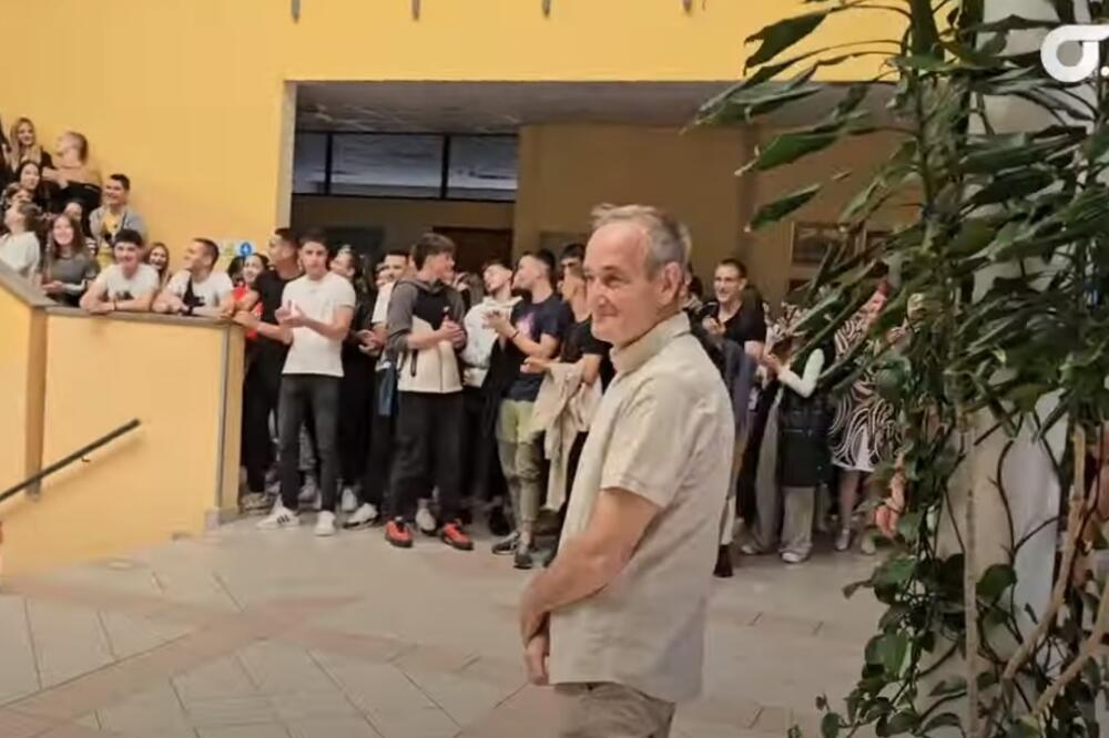 BRAVO, MLADI LJUDI! Pogledajte kako su učenici medicinske škole u Užicu ispratili domara Koleta u penziju (VIDEO)