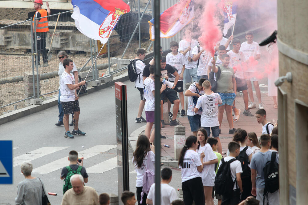 EVO KAKO SE OPRAŠTA OD OSNOVNE ŠKOLE: Baklje i zastave PROBUDILE BEOGRAD (VIDEO)