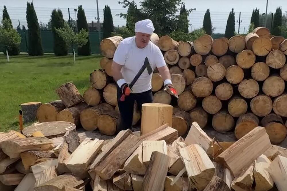 POGLEDAJTE KAKO IZGLEDA KAD LUKAŠENKO CEPA DRVO: Ni drvoseča mu nije RAVAN, HIT SNIMAK (VIDEO)