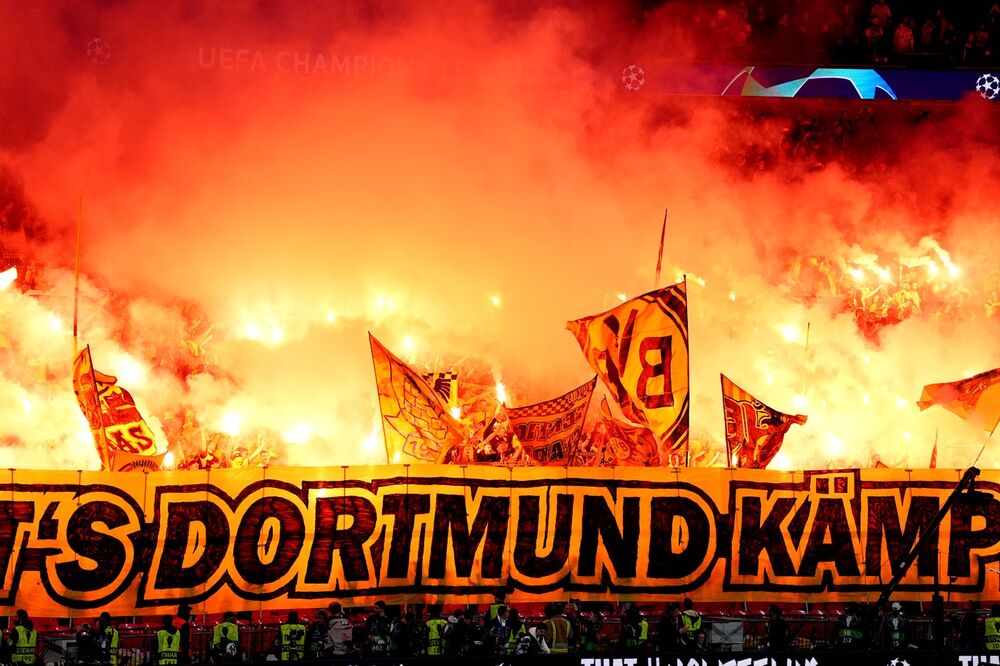 Sjajna bakljada navijača Borusije Dortmund