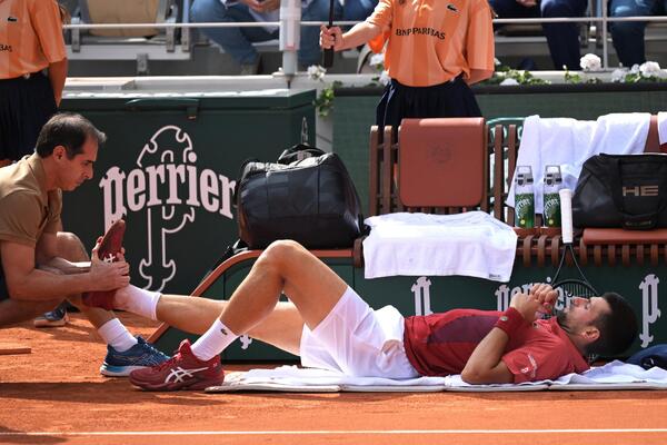 LEGENDA PESIMISTIČNA OKO ĐOKOVIĆA! "Francuzi su direktno uticali da Novak iščaši koleno" (FOTO)