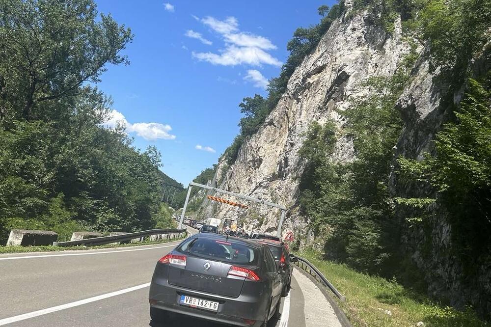 SUDAR KAMIONA I AUTOMOBILA U TUNELU KOD OVČAR BANJE: Stvaraju se dugačke kolone vozila (FOTO)