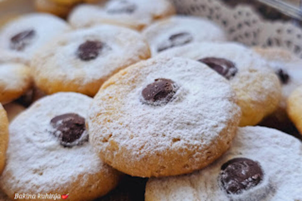 OD SADA ĆETE JOŠ VIŠE UŽIVATI U PRVOJ JUTARNJOJ KAFI: Baka jela podelila recept za KEKSIĆE koji se tope u ustima