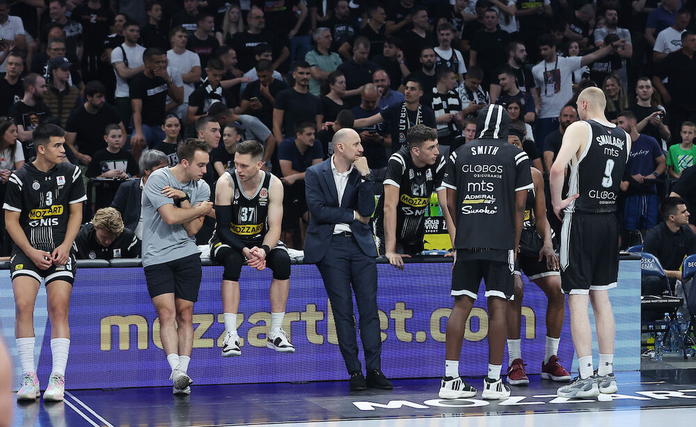 Košarkaši Partizana dok su čekali konačnu odluku
