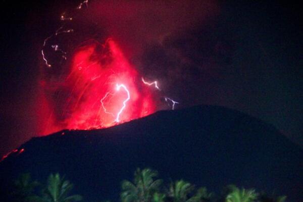 PODIGNUT NAJVIŠI NIVO UPOZORENJA: Indonežanski vulkan eruptirao sva puta, pepeo dostigao visinu od 1.200 metara!