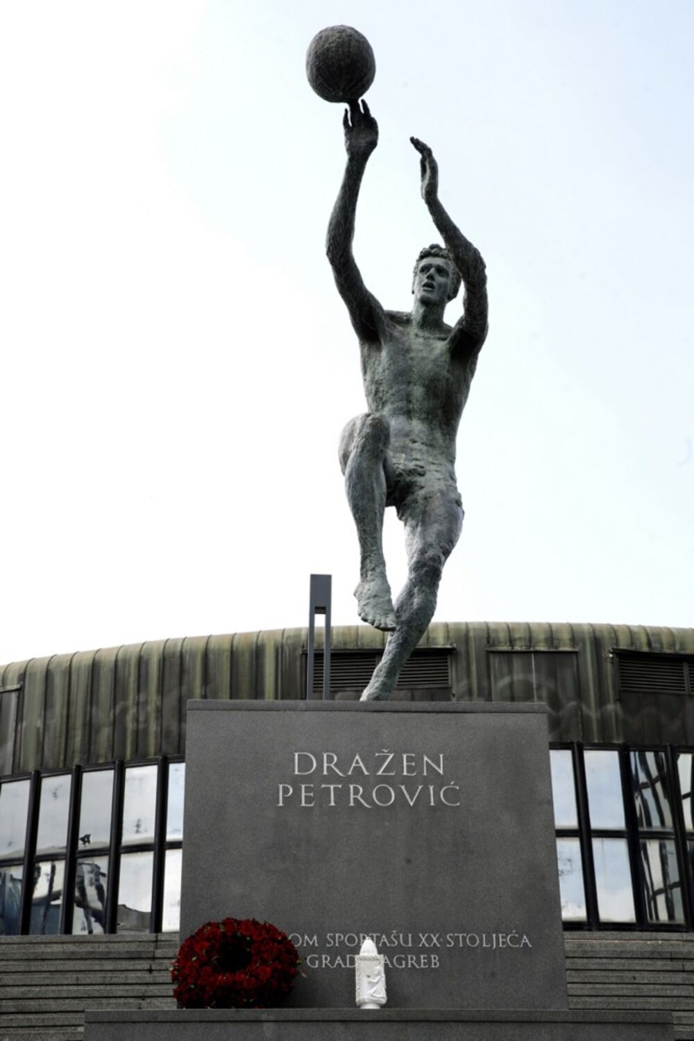 Statua posvećena Draženu Petroviću u Zagrebu