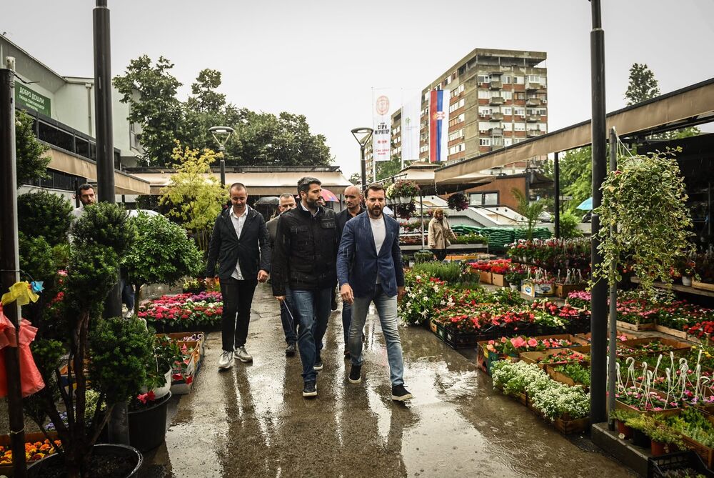 Aleksandar Šapić obišao je nedavno renoviranu pijacu „Stari Merkator' u okviru koje je izgrađen i novi parking i tom prilikom podsetio da toliko parking-mesta na Novom Beogradu nije otvoreno u poslednjih deset godina.