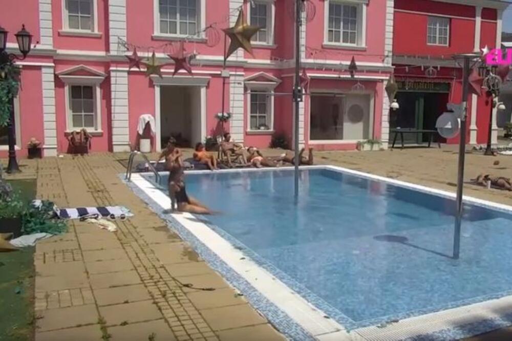 ANELI AHMIĆ POKAZALA TELO U DRUGOM MESECU TRUDNOĆE: Skinula se u BIKINI, pa uživala pored BAZENA