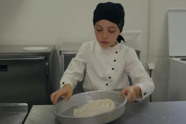 LENA (9) JE NAJMLAĐI BUREK MAJSTOR U SRBIJI: Postala je pravi profesionalac, sa 5 godina pravila sitna peciva VIDEO
