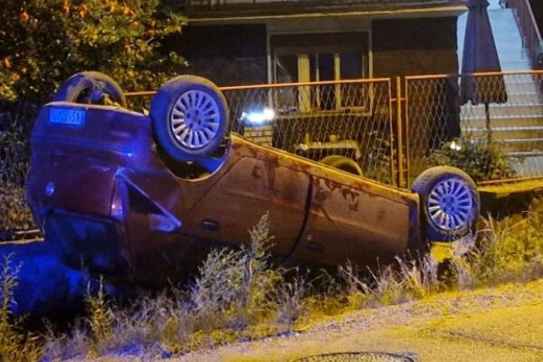 NEVEROVATNA SLIKA IZ SREMSKE KAMENICE: Prevrnuo se automobil, umalo uleteo ljudima u dvorište (FOTO)