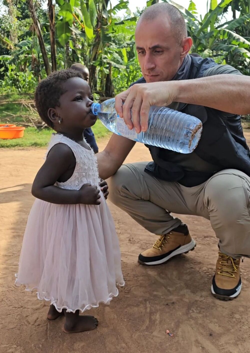 Marko pomaže devojčici da popije vodu