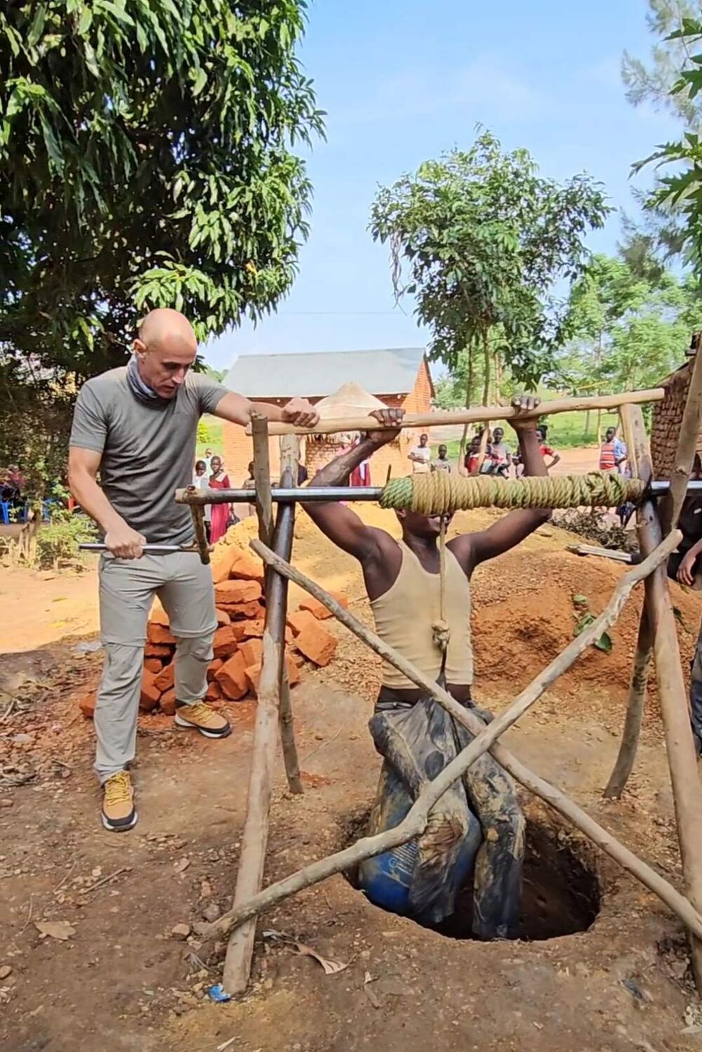 Marko sa lokalnim meštaninom isprobava tek napravljeni bunar