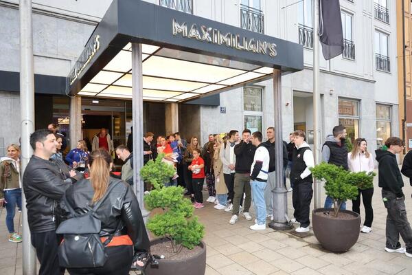 NEZAPAMĆENI SKANDAL U AUGSBURGU: Albanci ušli u hotel reprezentacije Srbije, obezbeđenje moralo da reaguje!