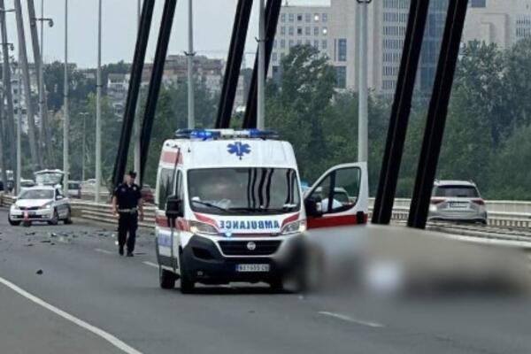 STRAŠNA NESREĆA NA MOSTU SLOBODE U NOVOM SADU: Auto kao prepolovljen, strahuje se da ima MRTVIH (FOTO)